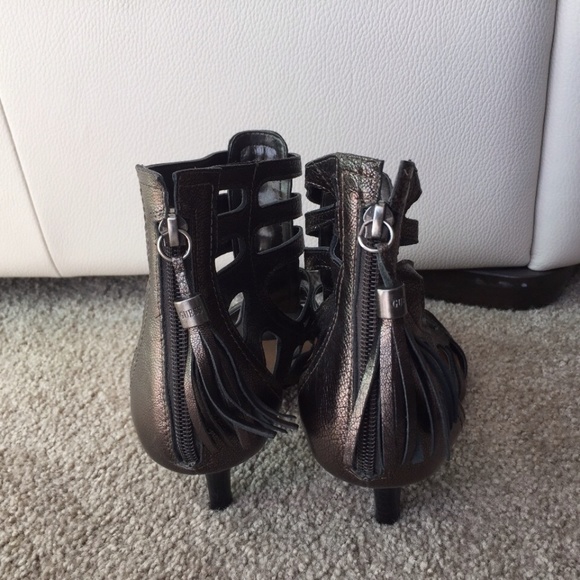 Size 9 Brand New GUESS Metallic Strappy Low Heels - Picture 3 of 3